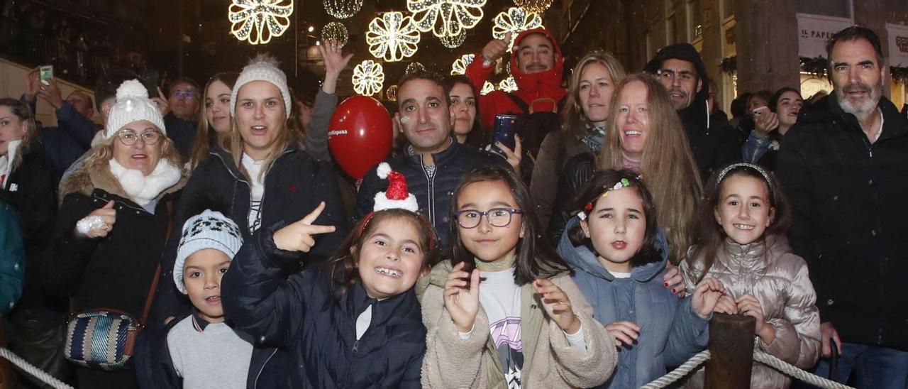 Decenas de niños gozaron del encendido y la nieve artificial en Porta do Sol.