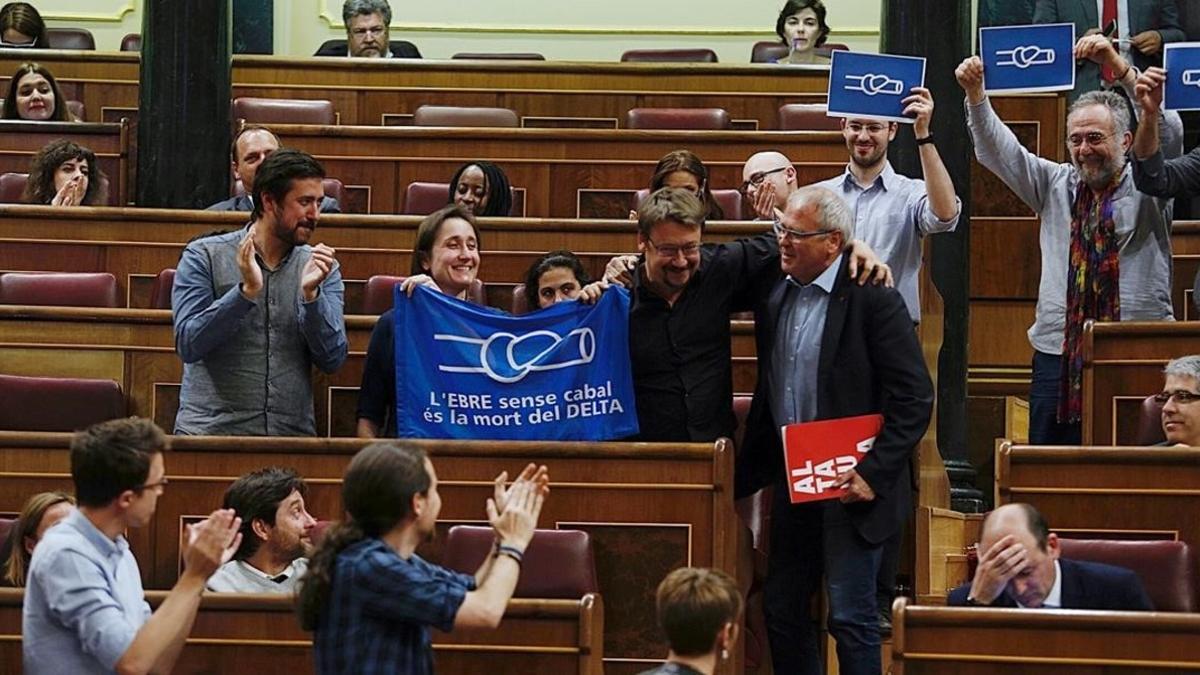 Los diputados de Podemos protestan contra el plan de la Cuenca del Ebro, este martes en el Congreso.