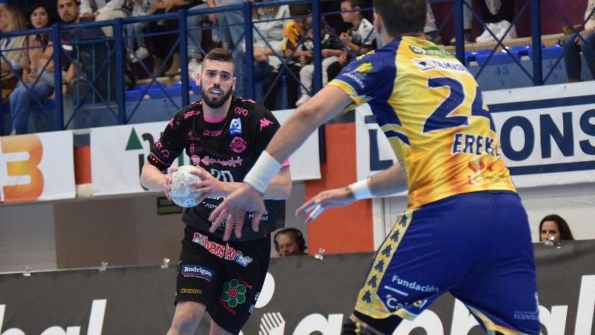 Theo Boskos controla el balón en el partido de esta temporada que disputó con el Ademar en Puente Genil.