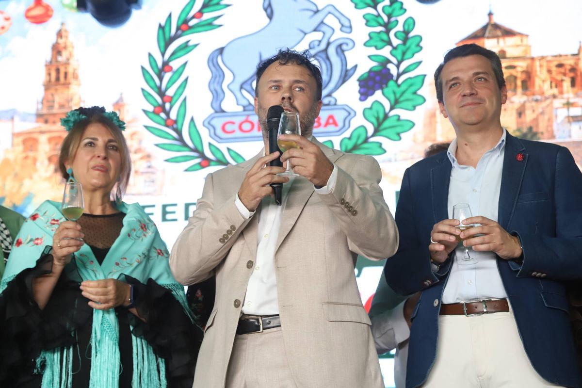 Numerosos peñistas comparten su día de convivencia en El Arenal