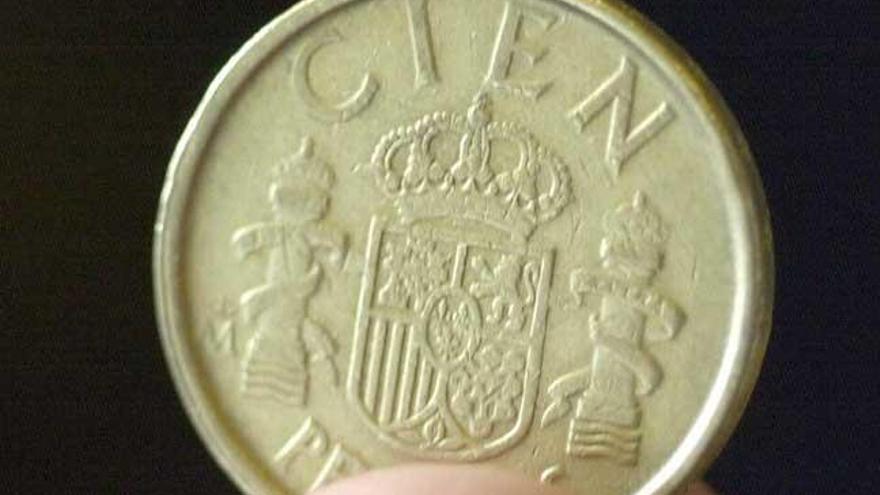 Una moneda de 100 pesetas.