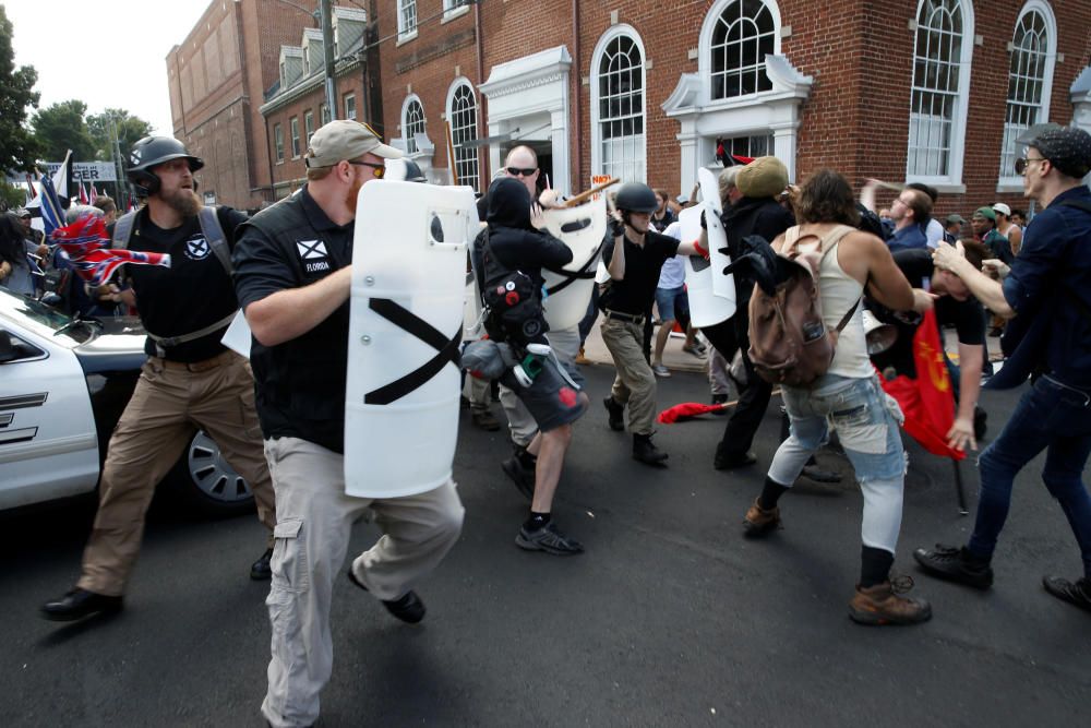 Supremacistas blancos y contramanifestantes del movimiento de extrema izquierda "Antifa" han protagonizado este sábado violentos enfrentamientos en las calles de Charlottesville.