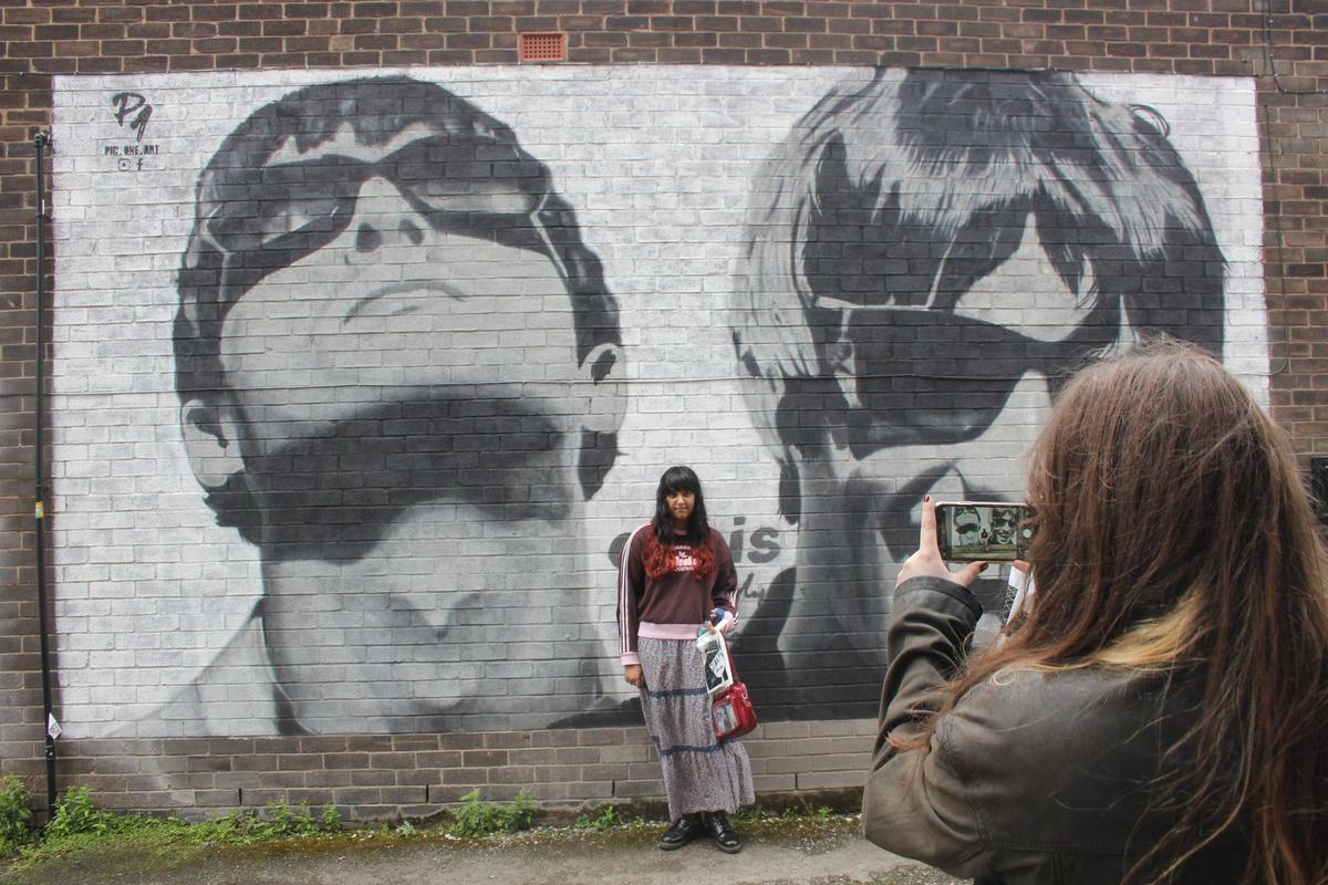 El mural de los hermanos Gallagher pintado este verano, como un presagio de su regreso.