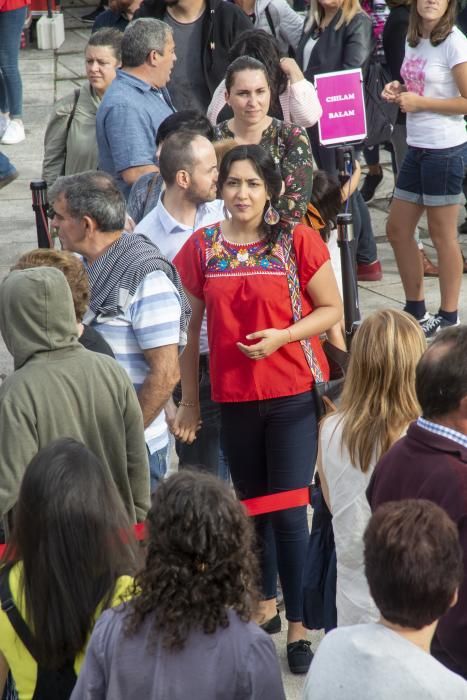 Avión festeja a sus emigrantes mexicanos - Comida "pica tantito, banderitas de papel picado y coronas de flores para las mujeres.