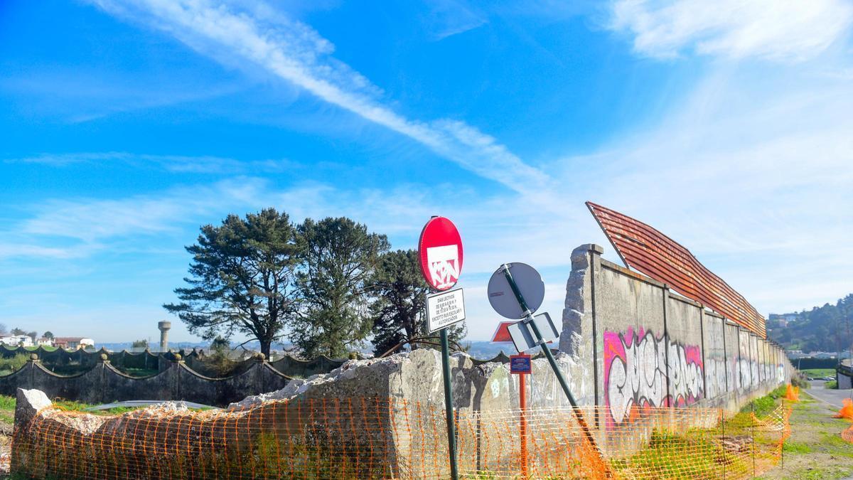Nuevo paso en la ampliación de Alfonso Molina: el derribo del muro de la fábrica de armas