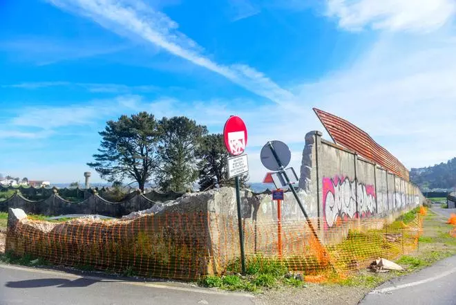 Nuevo paso en la ampliación de Alfonso Molina: el derribo del muro de la fábrica de armas
