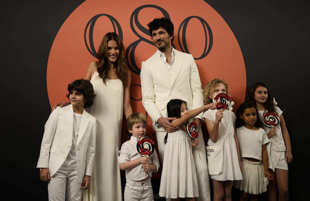Alessandra Ambrosio i Andrés Velencoso, amb uns nens. Alessandra Ambrosio i Andrés Velencoso, amb uns nens.