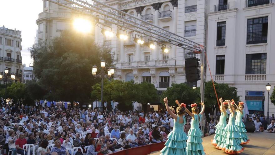 El 33º Certamen de Academias de Baile de Córdoba llena la plaza de las Tendillas de flamenco y danza