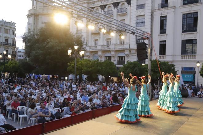 El 33º Certamen de Academias de Baile de Córdoba llena de flamenco la plaza de las Tendillas