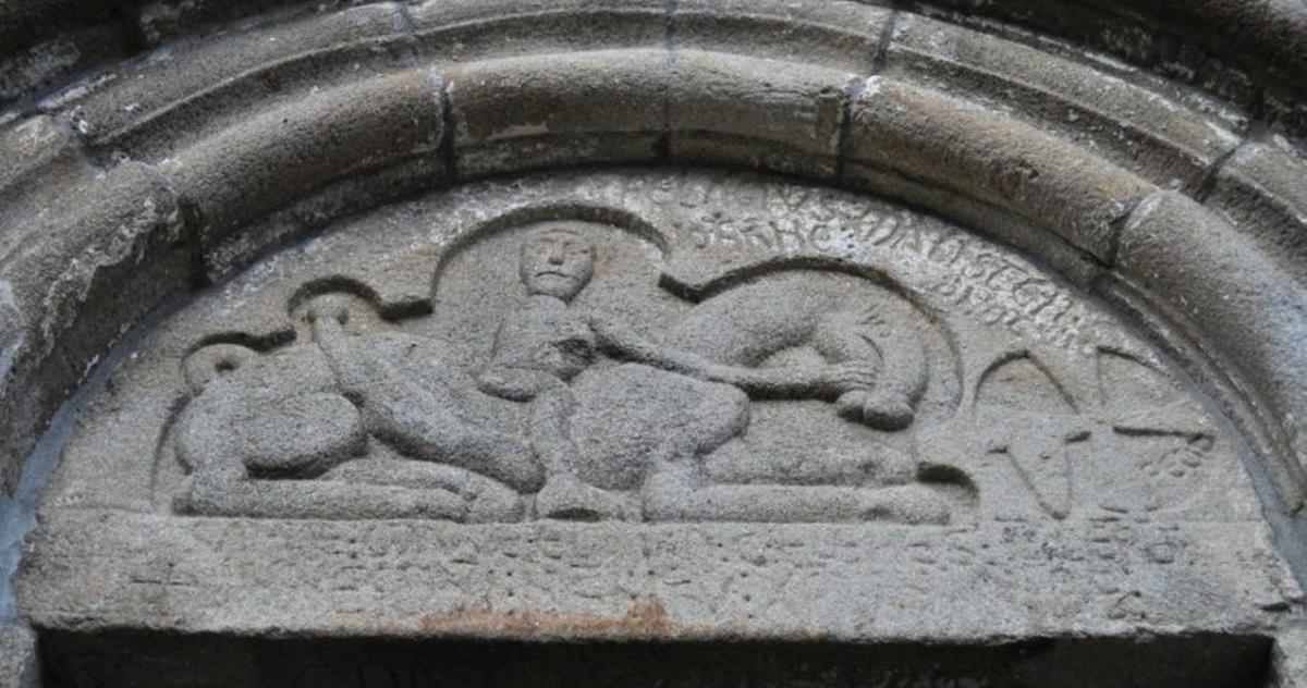 Tímpano con Sansón e o león, na igrexa de Santa María de Taboada dos Freires.