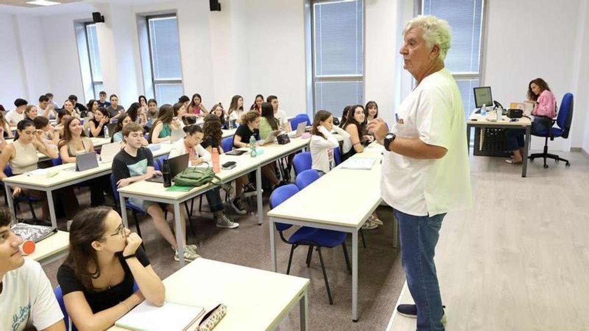 Universitarios durante una clase.