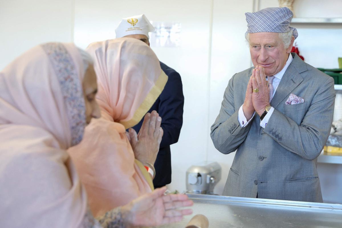 El Rey Carlos III visita el Guru Nanak Gurdwara Luton, donde se brinda enseñanza y práctica religiosa sij para todos los miembros de la comunidad y proporciona servicios sociales voluntarios para los ancianos, jóvenes y otros grupos de la comunidad.