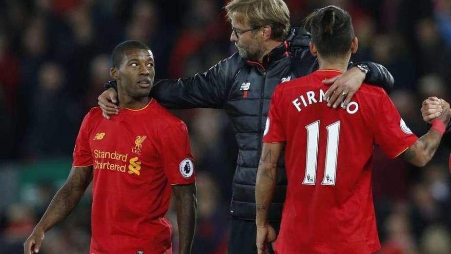 Klopp felicita a los &quot;reds&quot; Firmino y Georginho a la conclusión del choque ante el West Bron. // Reuters