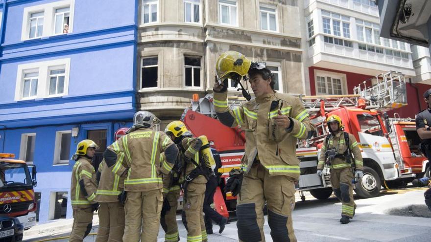 Los bomberos, durante su intervención en el incendio.