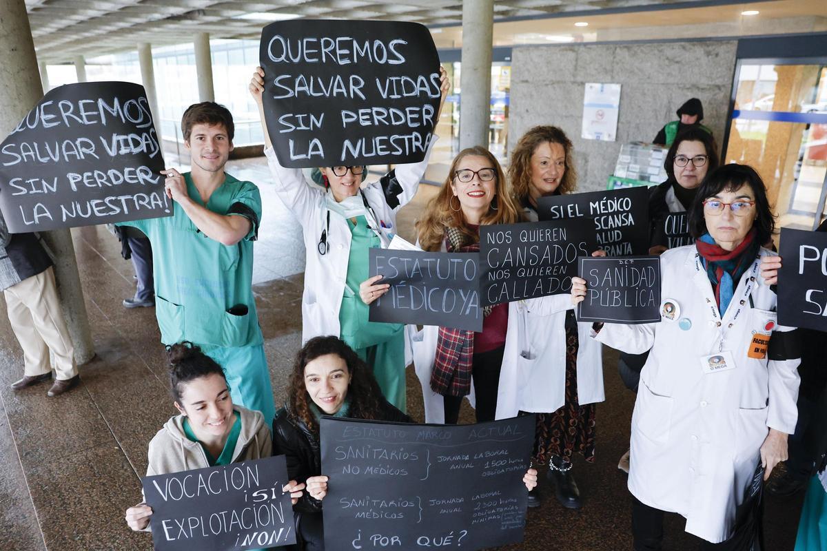 Médicos concentrados en la entrada del Hospital Clínico de Santiago