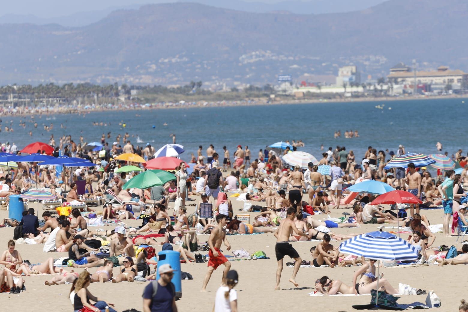 Una nueva jornada de calor llena las playas