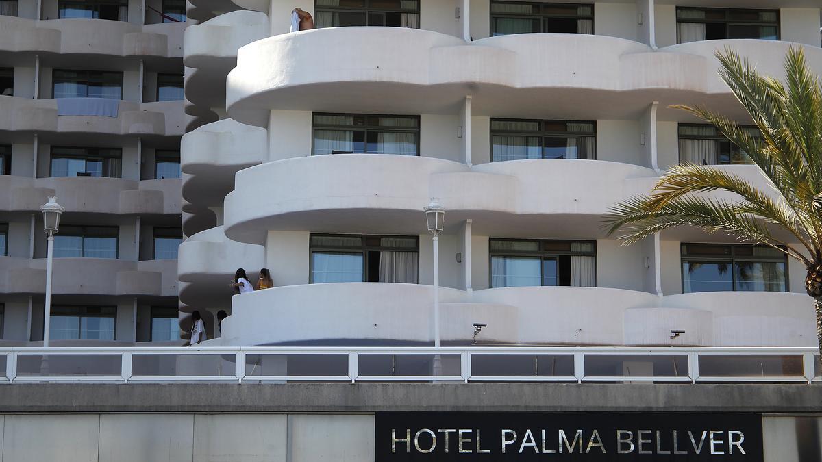 Dos jóvenes en un balcón del hotel Palma Bellver, donde estaban confinados 249 jóvenes que tuvieron relación directa o indirecta con el brote de un viaje de estudios a Mallorca.