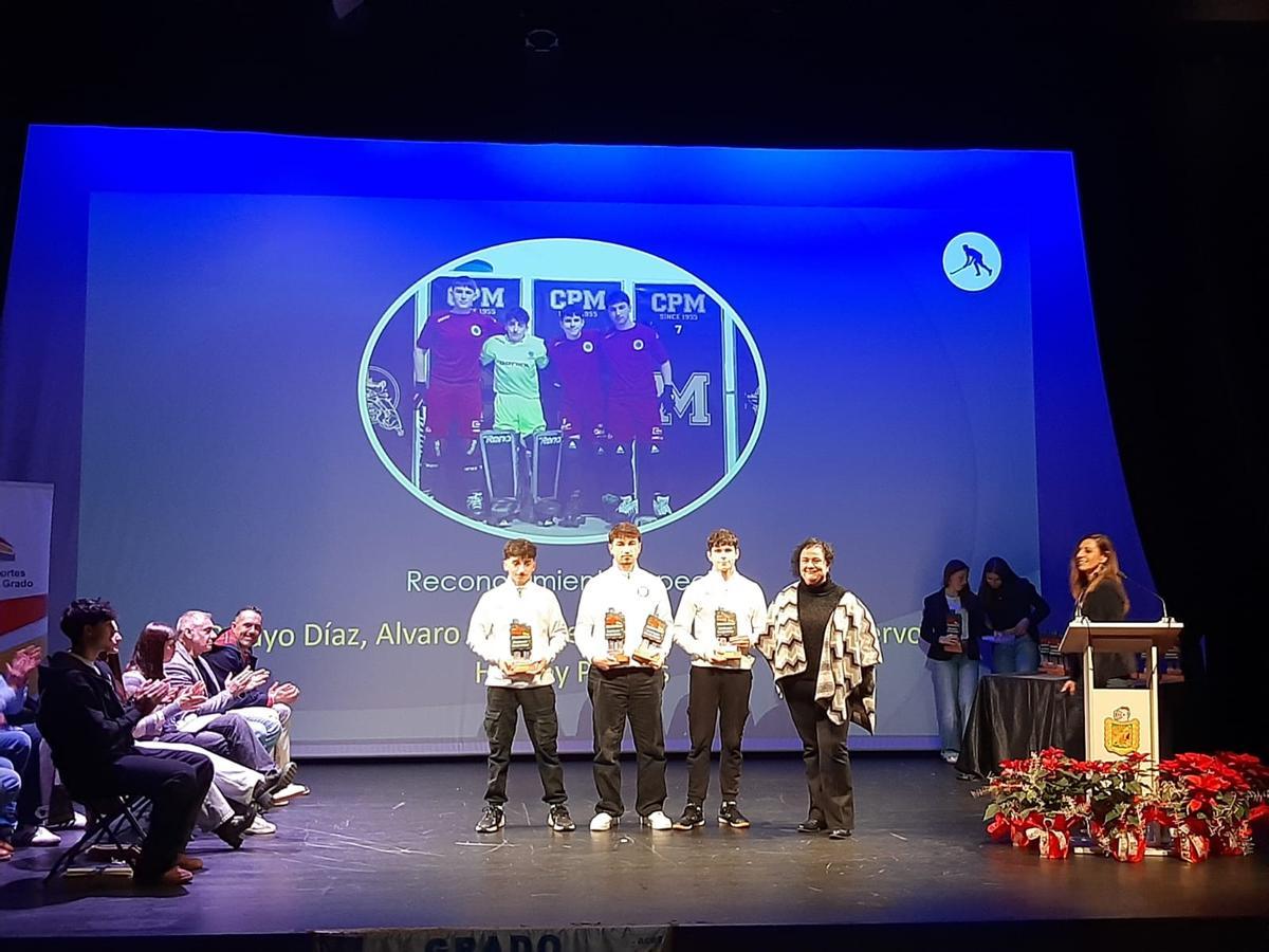 Álvaro Fernández, Sergio Álvarez y Jorge Cuervo, con sus galardones y la edil Marta Pravia