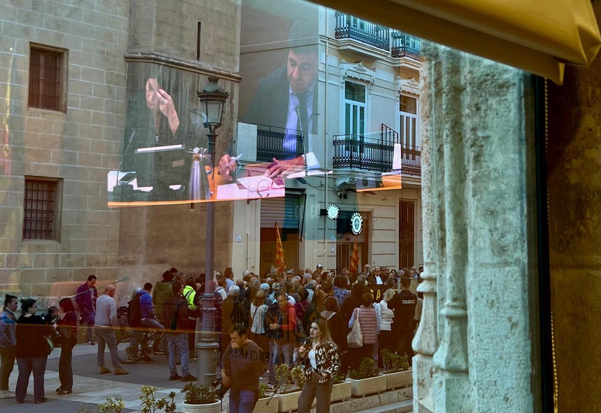 Las víctimas protestan en la puerta de las Corts mientras Mazón comparece, este martes.