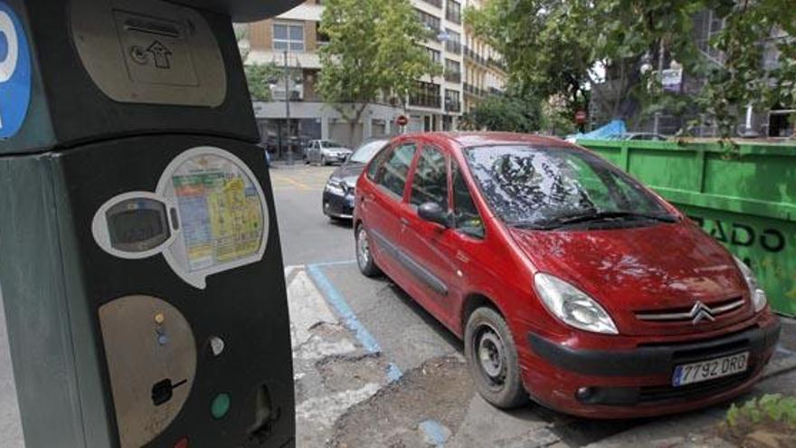 Valencia descarta subir el coste de la zona azul a coches contaminantes como en Barcelona