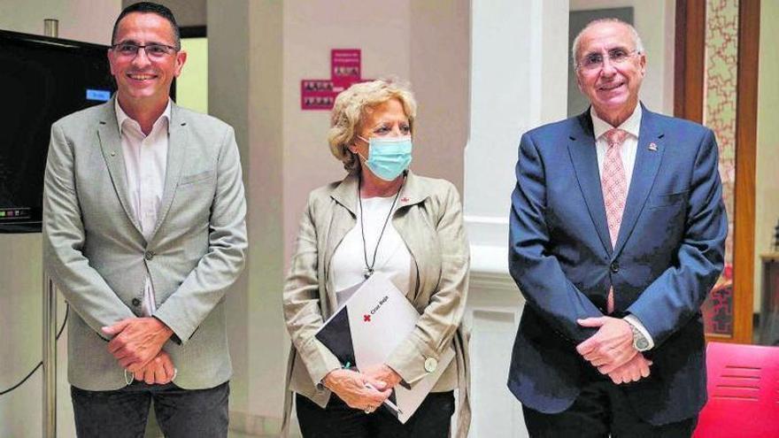 Javier Sánchez Paz, presidente provincial de Las Palmas; Mayte Pociello, presidenta de la ONG en Santa Cruz de Tenerife, y Antonio Rico, presidente regional. | | C.W.L.