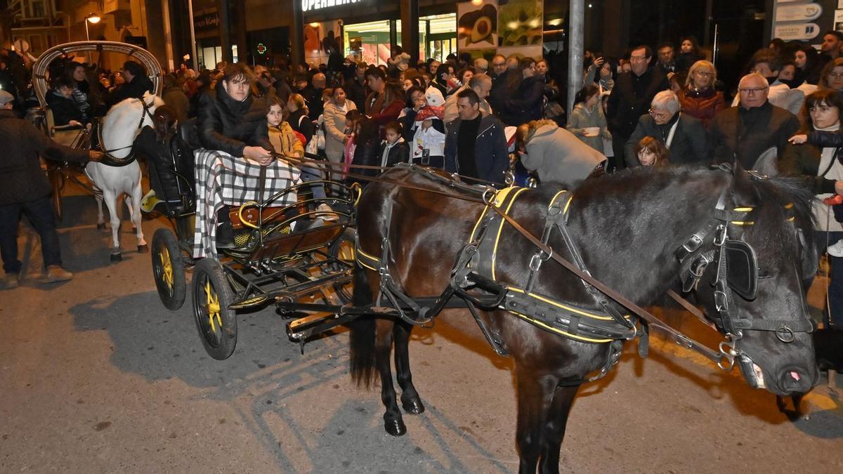 Miles de personas participan cada año en la popular Matxà de Sant Antoni de Vila-real.
