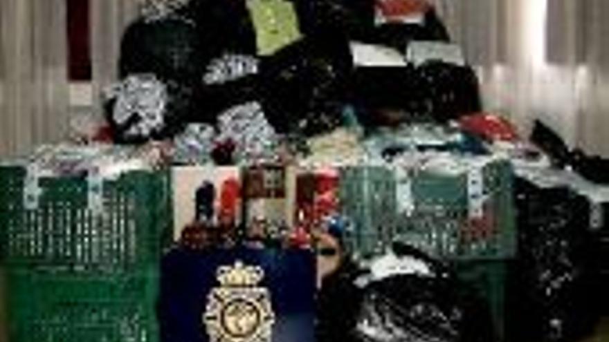 Detenido en el mercadillo por vender ropa de marca falsificada