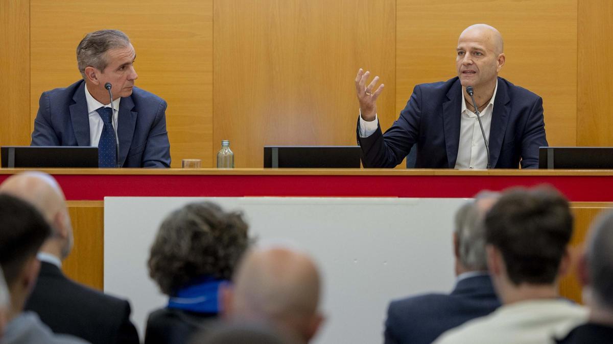 Xavier Vilajoana (derecha), junto al economista Jordi Mercader, en el acto celebrado este miércoles