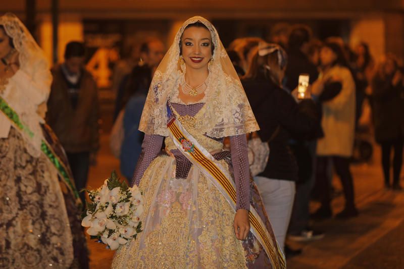 Marina Civera y su corte de honor en la Ofrenda de las Fallas 2019.