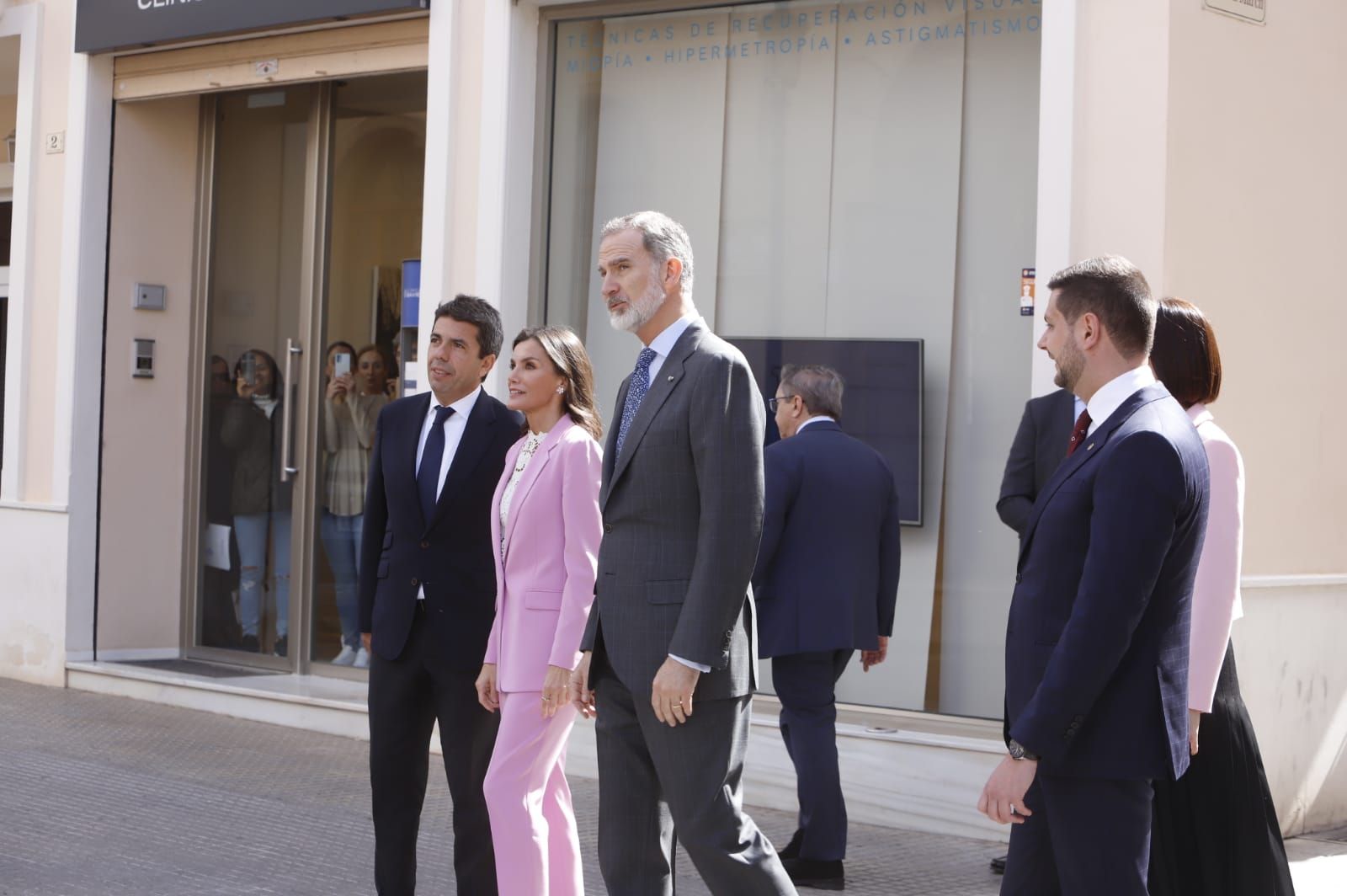 Gandia sale a la calle para recibir a los Reyes Felipe y Letizia