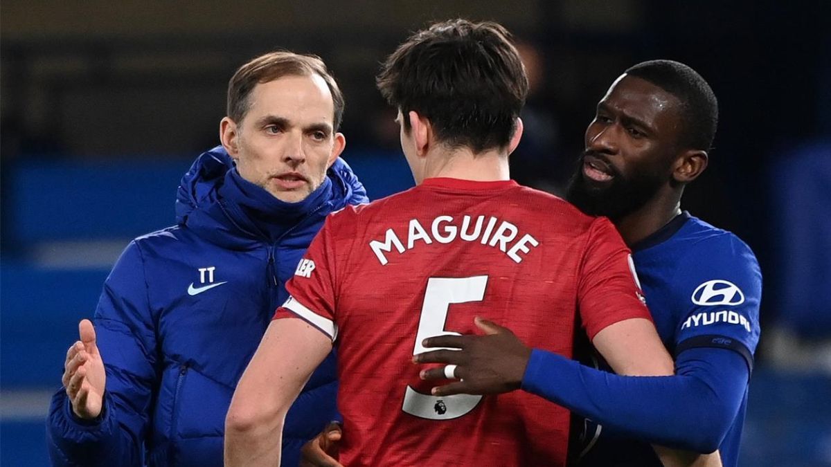 Tuchel y Rudiger (Chelsea) saludan a Maguire (United) tras empatar en Stamford Bridge.