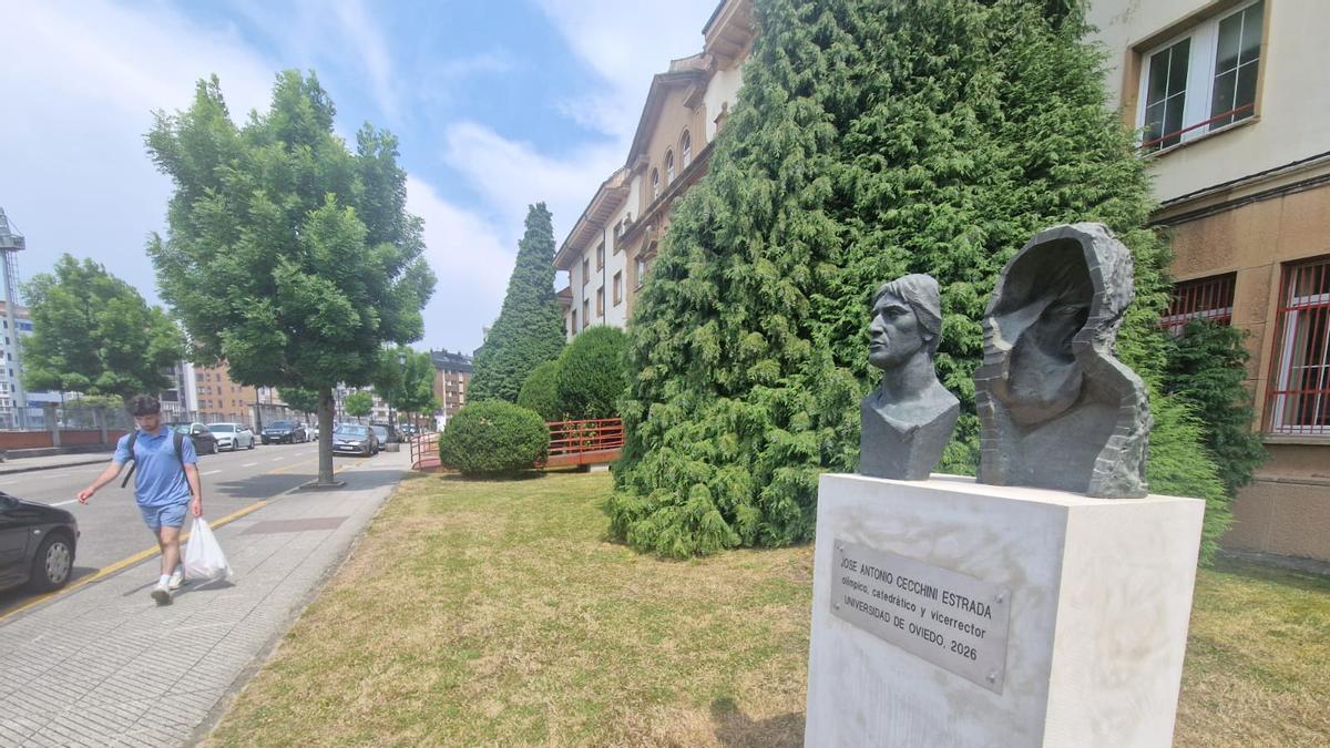 Busto dedicado a José Antonio Cechini en el campus de los Catalanes