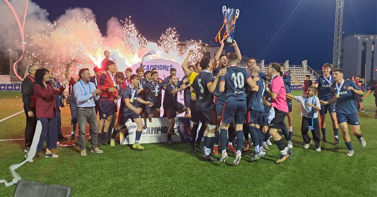 La UE Tavernes de la Valldigna celebra el histórico título de campeón de La Nostra Copa