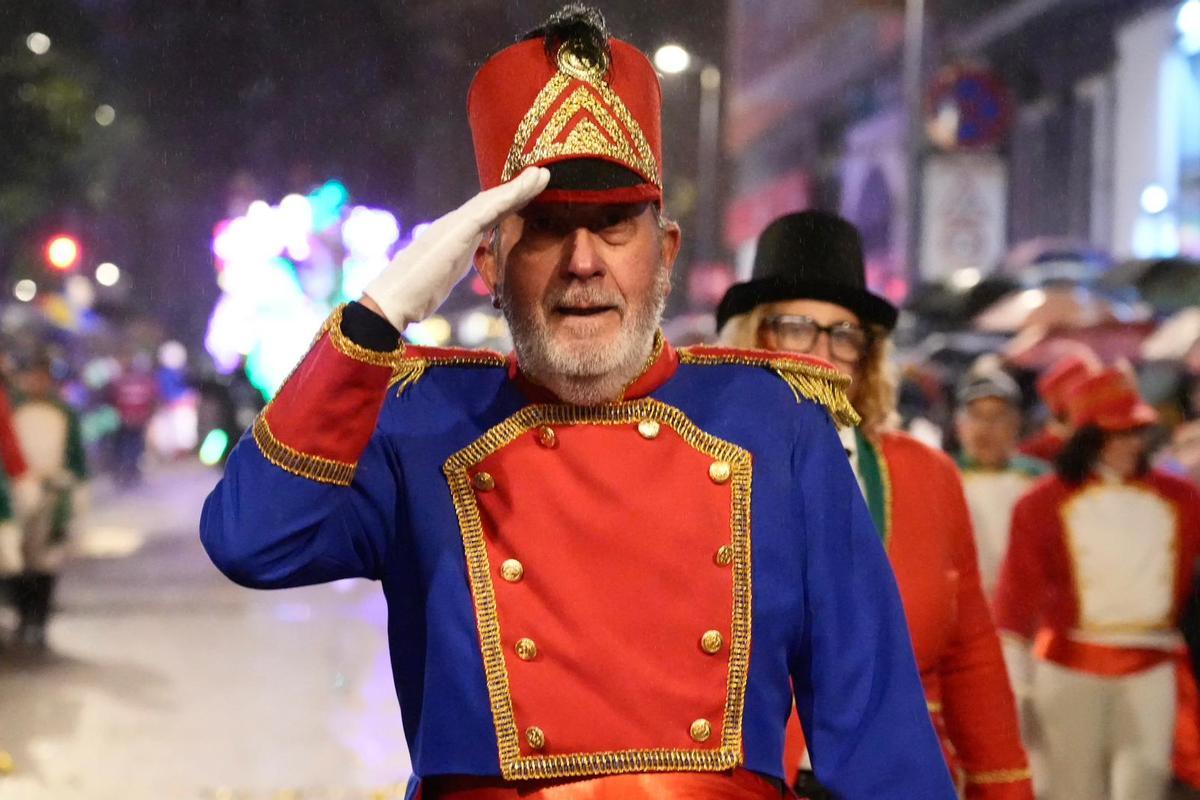 Papá Noel y la Cabalgaza desafían a la lluvia y vuelve a llenar las calles de Zamora