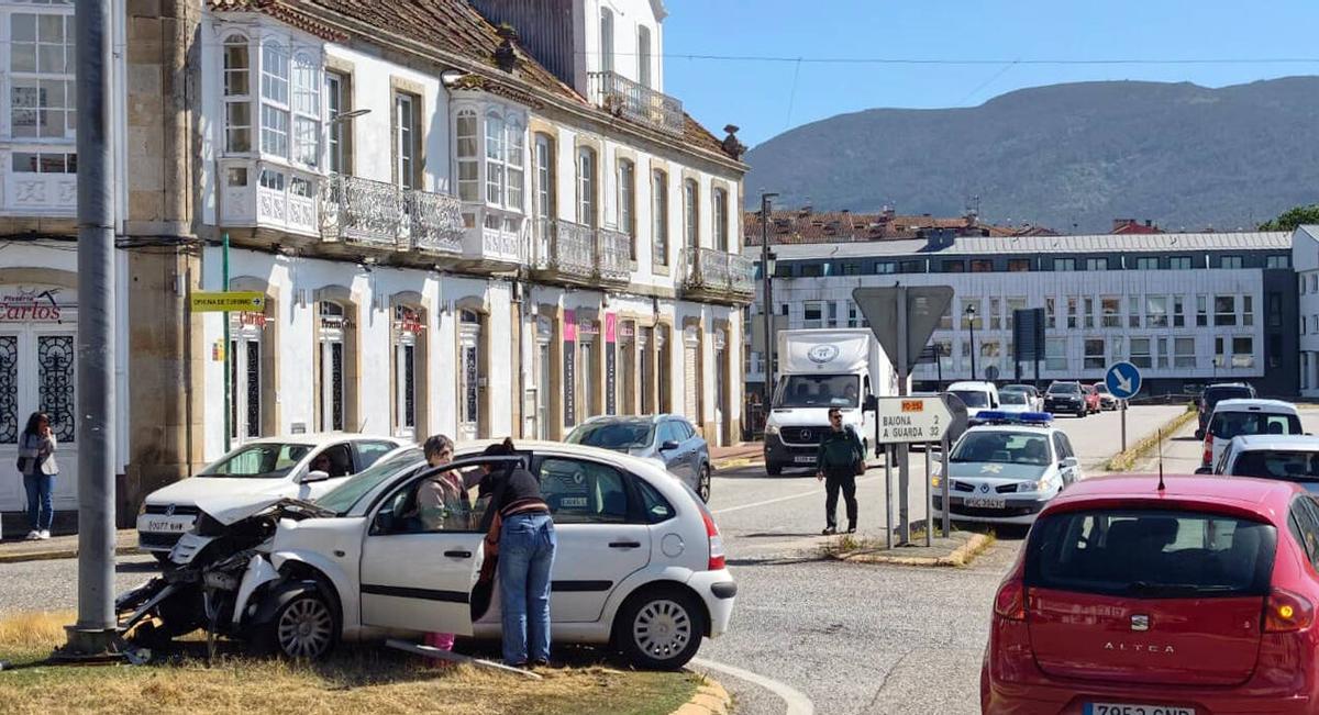 El turismo accidentado este miércoles en la rotonda de A Ramallosa.