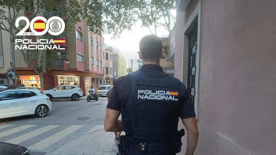 Detenido por dejar desatendidos a sus nietos pequeños que se subieron a la cornisa de un tercer piso en Palma