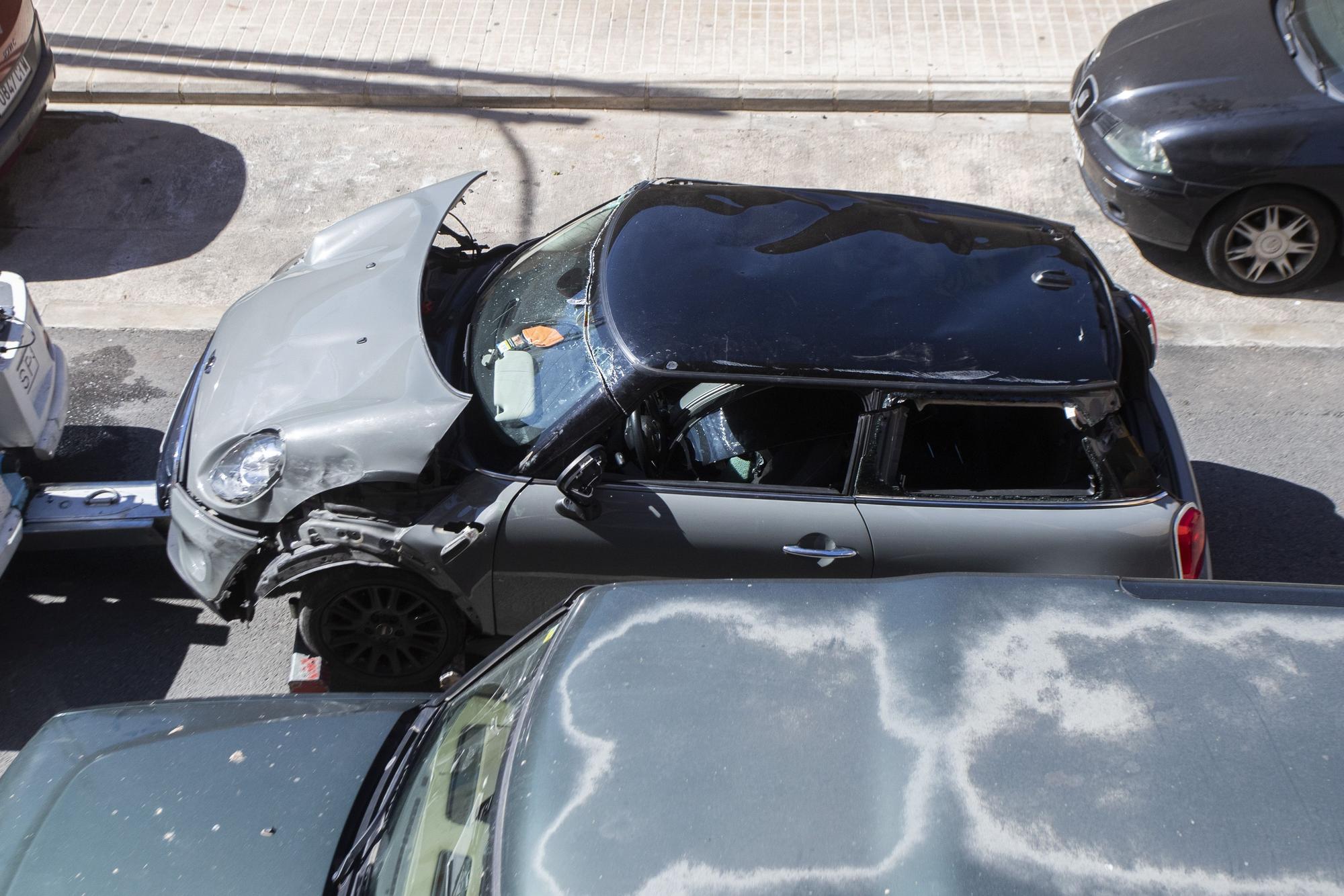 Las imágenes del espectacular vuelco de un coche en Arquitecto Alfaro