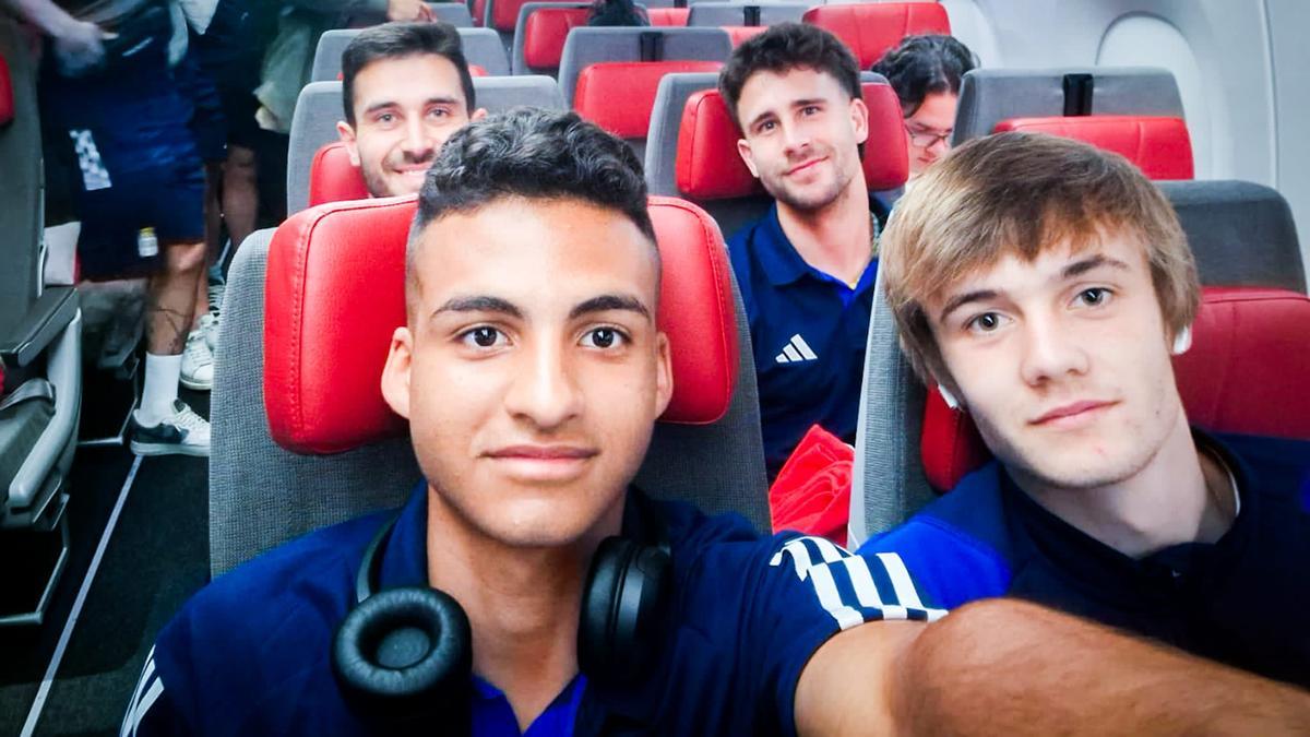 Jugadores del Oviedo en el avión con destino a México
