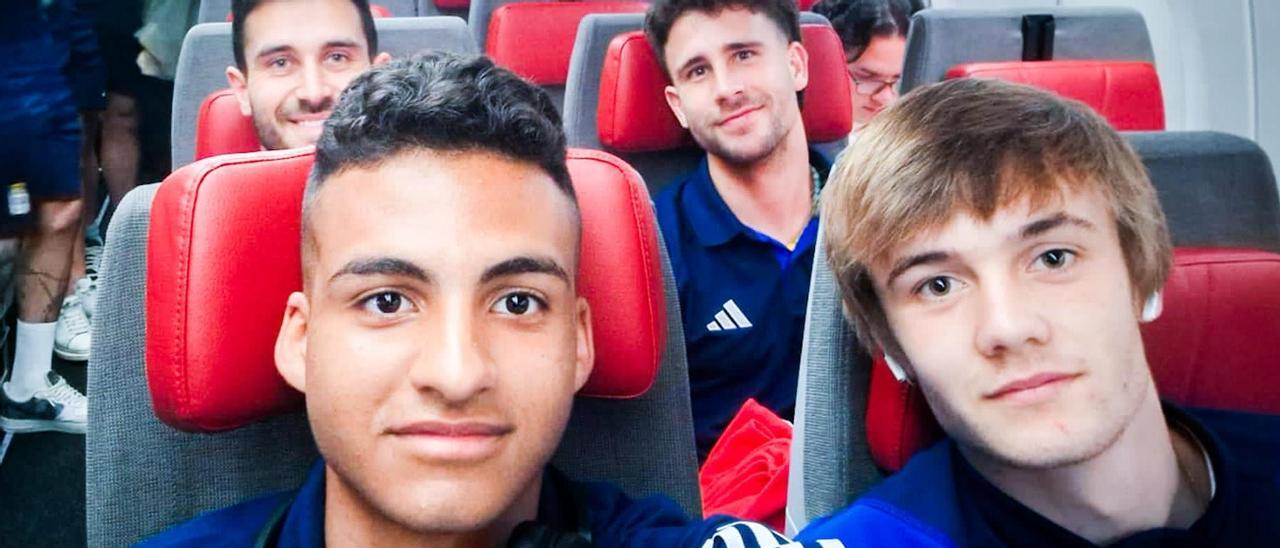 Jugadores del Oviedo en el avión con destino a México