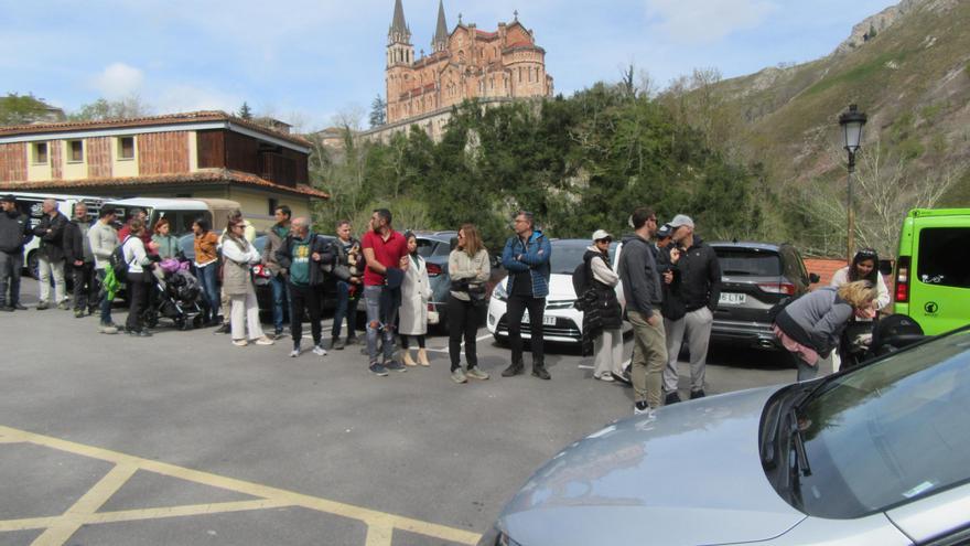 Enorme afluencia de turistas a los Picos de Europa: los taxistas de Cangas de Onís, desbordados