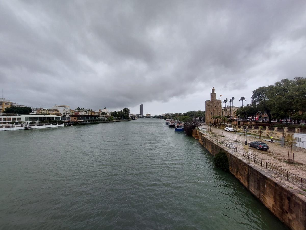 Panorámica de Sevilla este miércoles desde el puente de San Telmo.