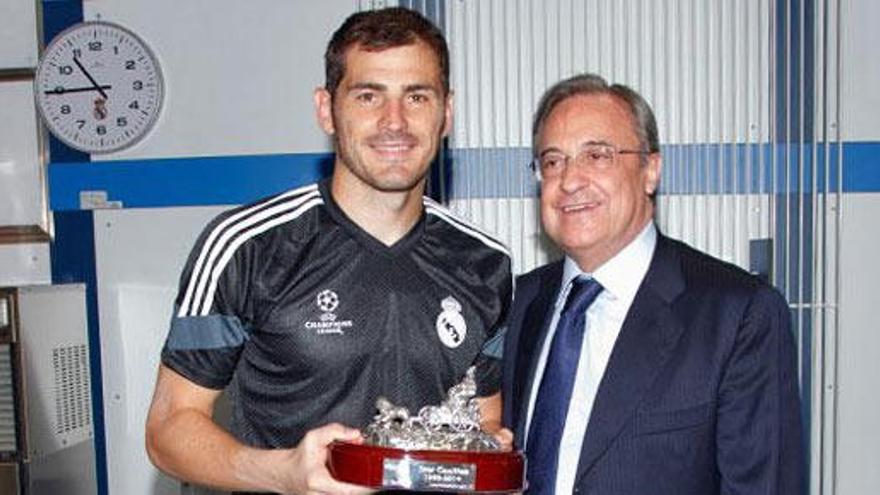 Casillas y Florentino posan con la réplica de La Cibeles.