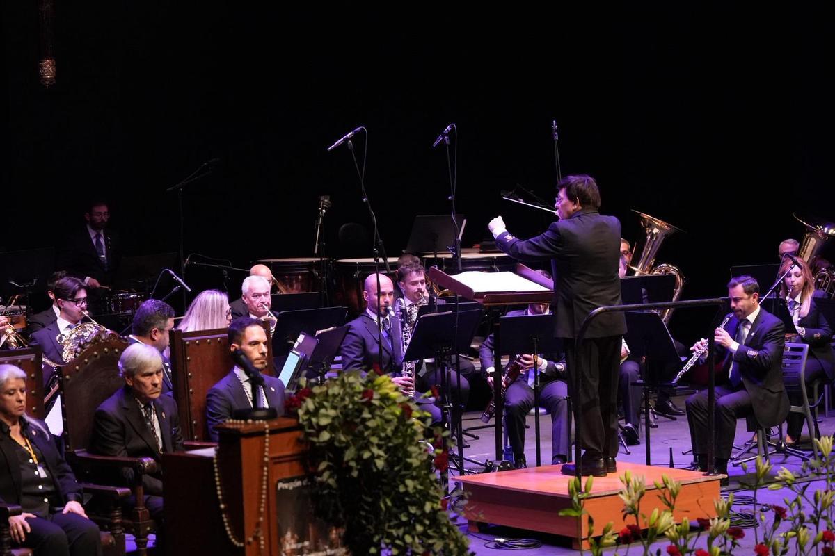 La Banda Municipal de Música de Badajoz interpreta una de las marchas procesionales durante el pregón de la Semana Santa de Badajoz 2026.