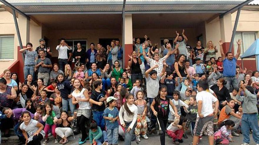 Vecinos de O Portiño celebran que participaron en actividades para limpiar el barrio. / fran martínez