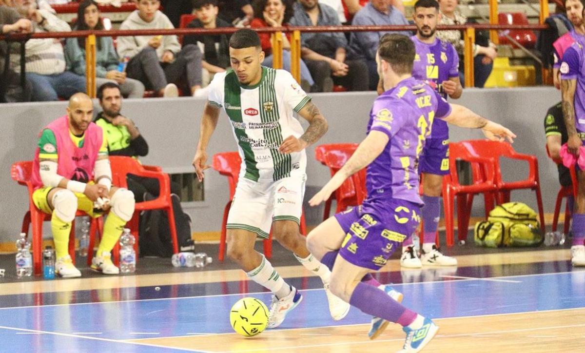 Tiago Macedo controla el balón.