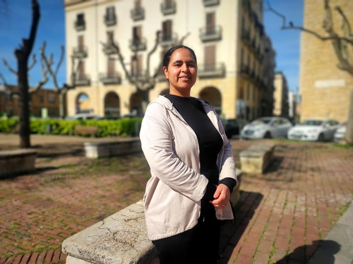 Sanaa Dob, nacida en Marruecos y vecina de Tarragona, en la plaça dels Carros para la entrevista con EL PERIÓDICO.