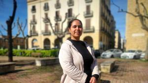 Sanaa Dob, nacida en Marruecos y vecina de Tarragona, en la plaça dels Carros para la entrevista con EL PERIÓDICO.