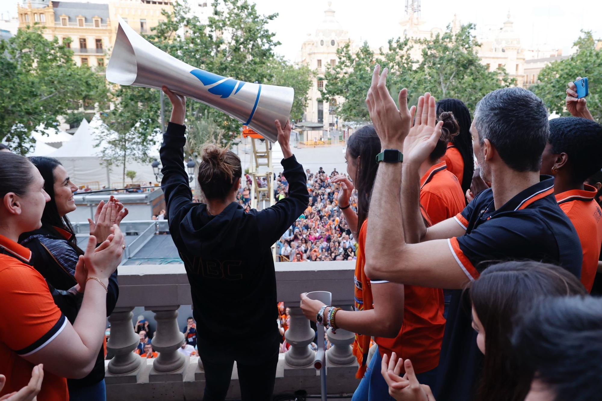 El Valencia Basket celebra en casa su triplete histórico