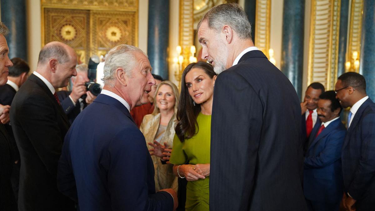 El rey Carlos III de Gran Bretaña (2L) habla con el rey Felipe VI de España y la reina Letizia de España (C)