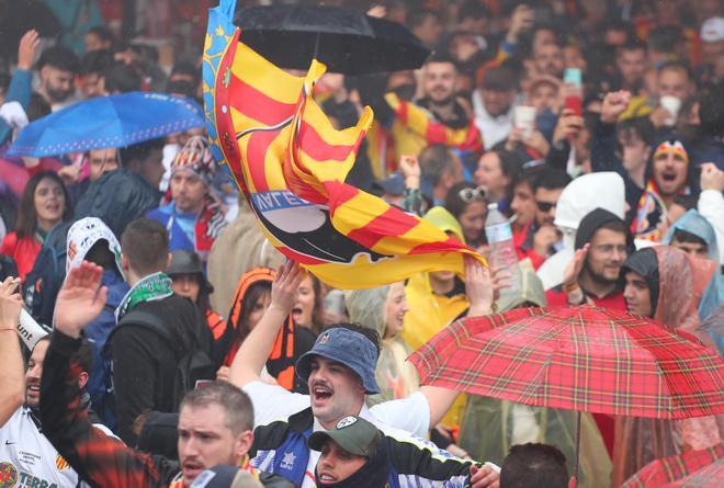 La Fan Zone de Sevilla: una previa pasada por agua